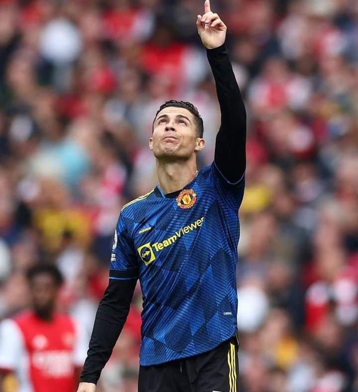 Cristiano Ronaldo: "I keep my son's ashes next to my father's ashes. I have a small chapel and I keep my father and my son there. I talk to them all the time. They help me be a better man, to be a better father” 🙏