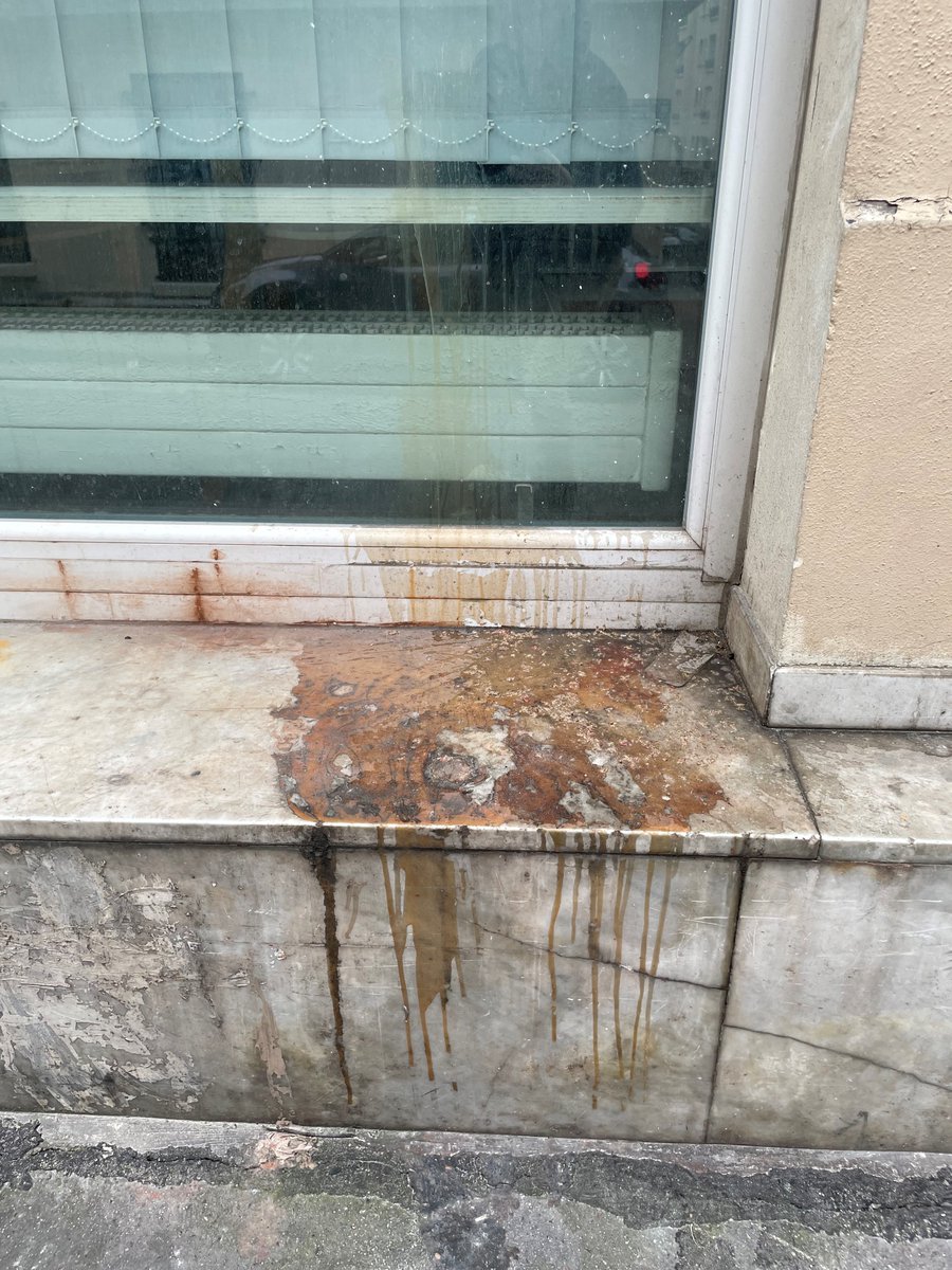 Du vomi séché depuis des mois cité #Hermel <a href="/mairie18paris/">Mairie 18 Paris</a> juste devant la permanence parlementaire de <a href="/CaronAymericoff/">Aymeric Caron</a> 

Signalé moulte fois sur <a href="/Parisjecoute/">Paris j'écoute</a> 
<a href="/saccageparis18/">SaccageParis18</a> <a href="/Saccage_Paris/">#SaccageParisOfficiel</a> 

Cette impasse n'est que rarement lavée tout comme les caniveaux de la rue #Hermel