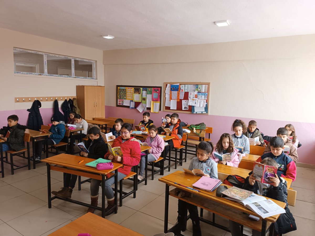 bitlis100yil's tweet photo. Sayfaların ufkunda geleceğe bakıyoruz. 📖📚

Bitlis Merkez 100. Yıl Atatürk Ortaokulu

#bitlisokuyor 
@tcmeb 
@Bitlis_Mem 
@Korkmazemin49 https://t.co/q8N1wVQ4mN