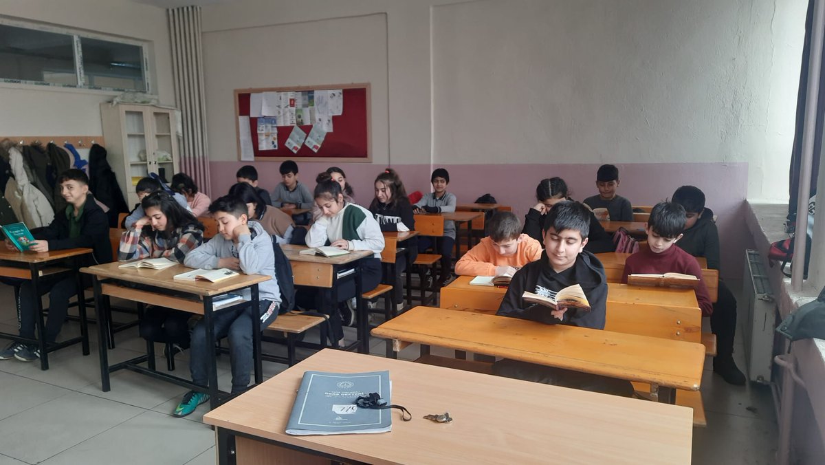 bitlis100yil's tweet photo. Sayfaların ufkunda geleceğe bakıyoruz. 📖📚

Bitlis Merkez 100. Yıl Atatürk Ortaokulu

#bitlisokuyor 
@tcmeb 
@Bitlis_Mem 
@Korkmazemin49 https://t.co/q8N1wVQ4mN