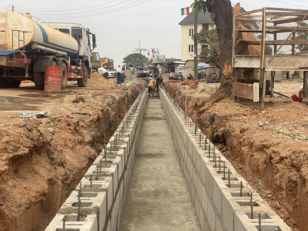 #KadunaUpdate: Construction of Sultan Bello Road Anguwan Sarki by Kaduna Capital Territory Authority @KCTA_KD Item of works: Construction or Reinforce Block Drainage. #UrbanRenewalToYourDoors