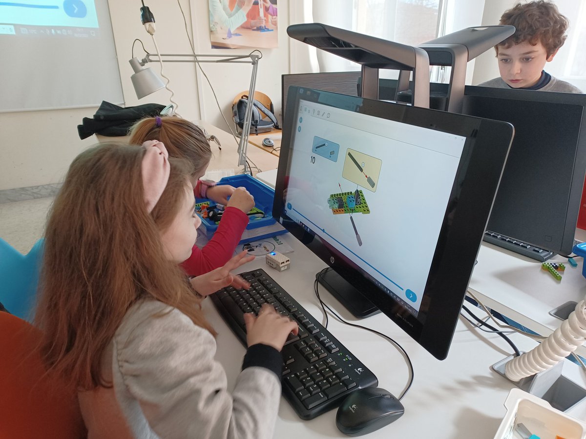 Con i kit lego per imparare a costruire e programmare #robot. Oggi laboratorio di #robotica alla #Palestrainnovazione per il progetto #SmartHeartRome.