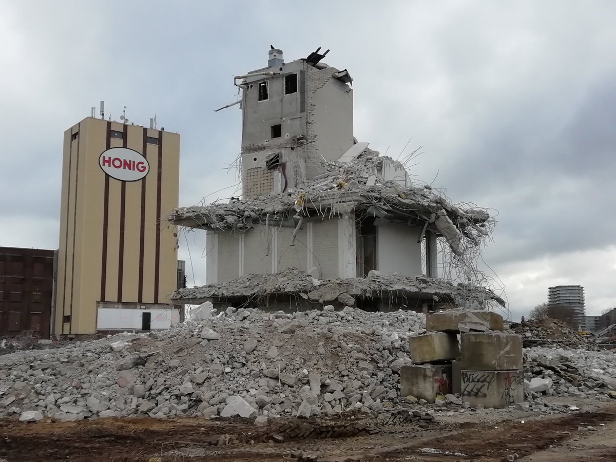 TheoJans1's tweet photo. En weer een gebouw bijna helemaal opgepeuzeld.

En zie ik daar nou een blik van  verbazing? 😮

#HonigComplex
#Nijmegen https://t.co/cllvNNadyV