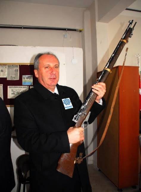 Məhərrəm İncə yarağını əlinə alıb iqtidara doğru əmin addımlarla ilərləyir. Məncə bu adam sevginin və bilginin yaxşılaşdırma gücü ilə Türkiyəmizin yaralarını saracaqdır. Qəzanız mübarək olsun yoldaşlar.