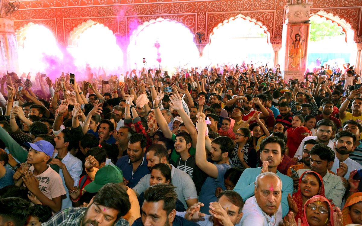 VasundharaBJP's tweet image. आज जयपुर के आराध्य देव श्री गोविंद देव जी मंदिर में दर्शन-पूजन कर यहां आयोजित फाग महोत्सव मनाया। इस दौरान दिव्य दरबार में फाग के रंग में भक्ति और आस्था का अद्भुत ज्वार दिखा तथा &apos;श्री राधे गोविंदा&apos; के जयकारे गूंजे।

#GovindDevJi #FaghMahotsav