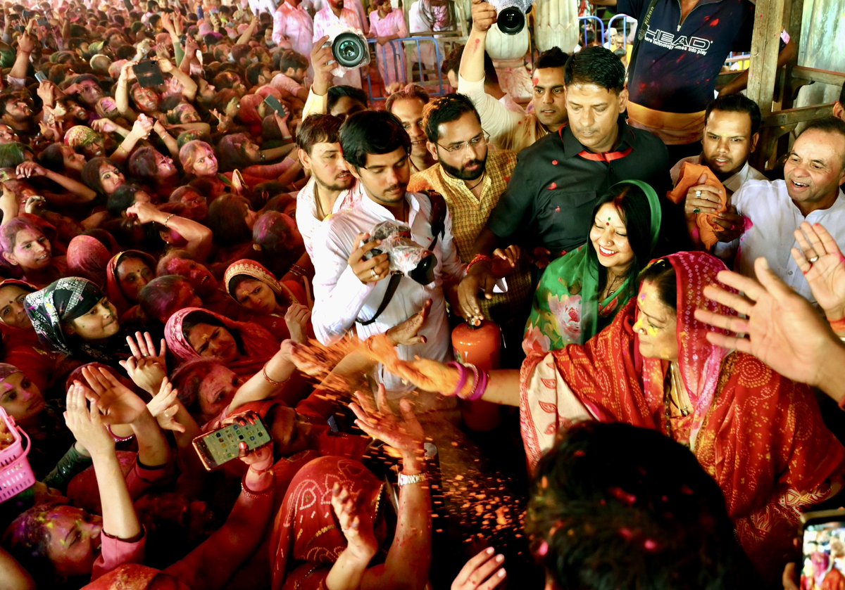 VasundharaBJP's tweet image. आज जयपुर के आराध्य देव श्री गोविंद देव जी मंदिर में दर्शन-पूजन कर यहां आयोजित फाग महोत्सव मनाया। इस दौरान दिव्य दरबार में फाग के रंग में भक्ति और आस्था का अद्भुत ज्वार दिखा तथा &apos;श्री राधे गोविंदा&apos; के जयकारे गूंजे।

#GovindDevJi #FaghMahotsav