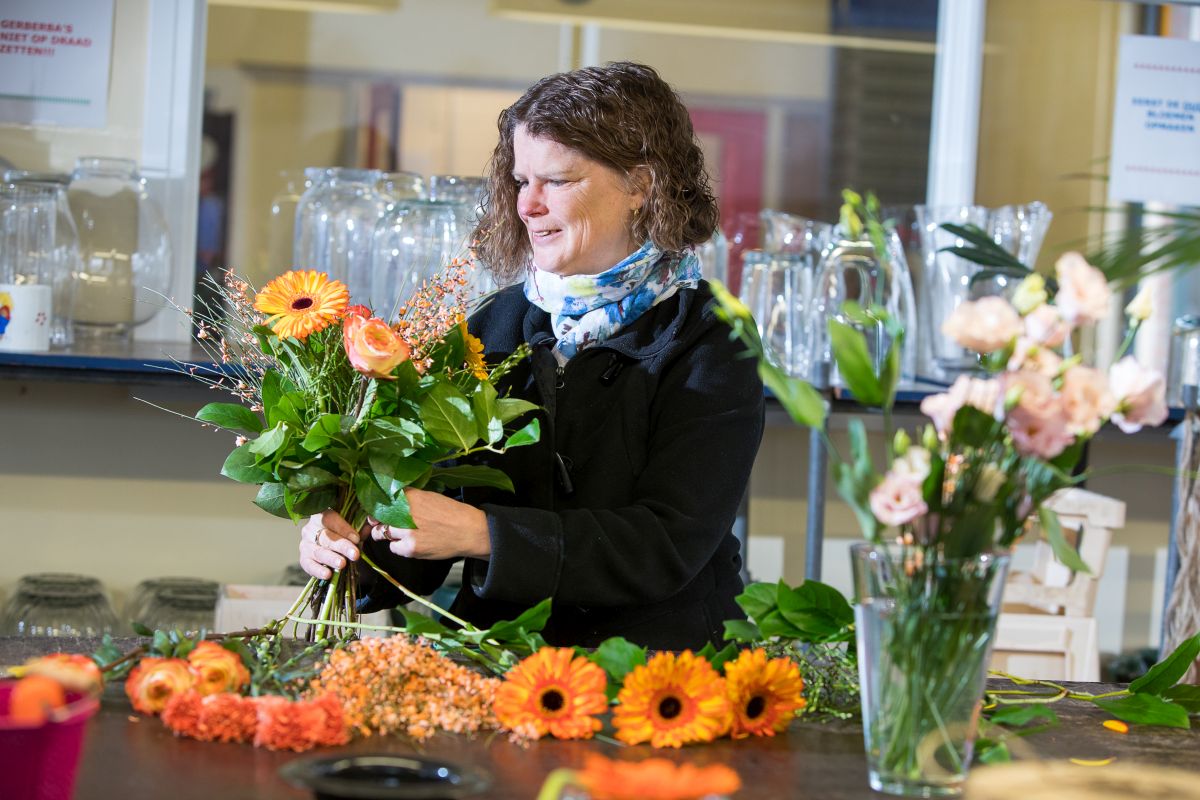 Ben jij een vakidioot in de bloemen? Vind jij het leuk om mensen te coachen en aan te sturen? Werk jij graag bij een bedrijf met een sociaal-maatschappelijke doelstelling? Dan hebben wij een prachtbaan voor jou! UW Flora zoekt een vakbekwaam bloemist: uw.nl/vacatures-staf…