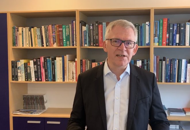 Indgreb nr. 34 på 20 år🧵
Rektor Brian Bech Nielsen i <a href="/jyllandsposten/">Jyllands-Posten</a>: “… en universitetsuddannelse er et studium, hvor man udover at have timer og læser en tekst selv reflekterer dybt, trænger ned i den og diskuterer den med sine vejledere og medstuderende.” #uddpol