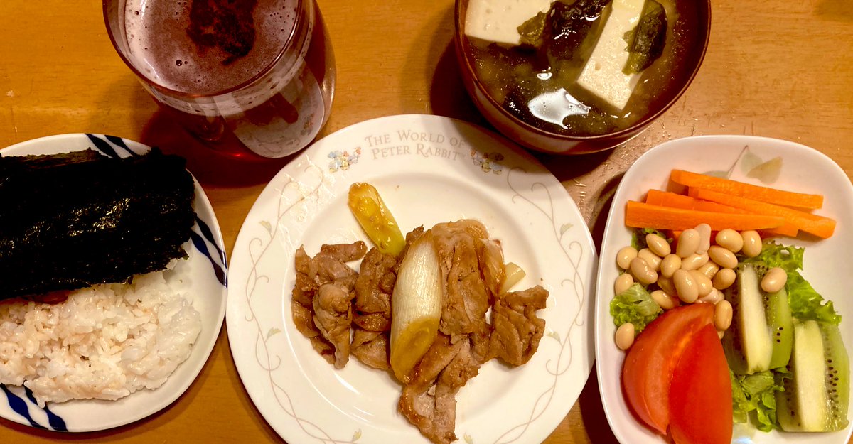 coconuts54321's tweet image. ✅ 豚肉と長ネギの生姜、ニンニク甘辛炒め
✅大豆の水煮の出汁の味噌汁→豆腐とワカメ
✅自家製煮豆、大豆と色々野菜の🥗、海苔、キウイ🥝、べリー酢炭酸割り🫐🍹
#夕飯 #献立 #夜ごはん #おうちごはん #とっこ献立 #料理記録