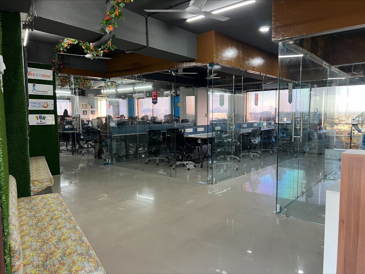 VirtualHeight's tweet image. One Month Strong ✊ #IndoreOffice #5thFeb

Happy One Month Anniversary to our new home! 🎉🏢 

We’re settling in just fine, and we couldn't be more excited for what's to come! 🚀👀 

#ReachingNewHeights
.
.
.
#NewOffice #OneMonthAnniversary #NewWorkSpace #VirtualHeight