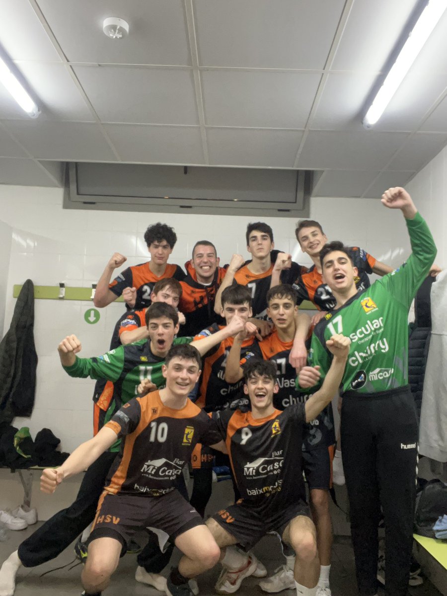 richoyang's tweet photo. Que bonita está siendo esta temporada y como la estamos disfrutando🖤🧡 
#MiEquipo #MisNenes https://t.co/cPVW5fJpBU