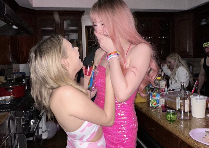 I love silly candid moments like this, and I love my friends ❤️💖 I have so many photos to post I don&rsquo;t