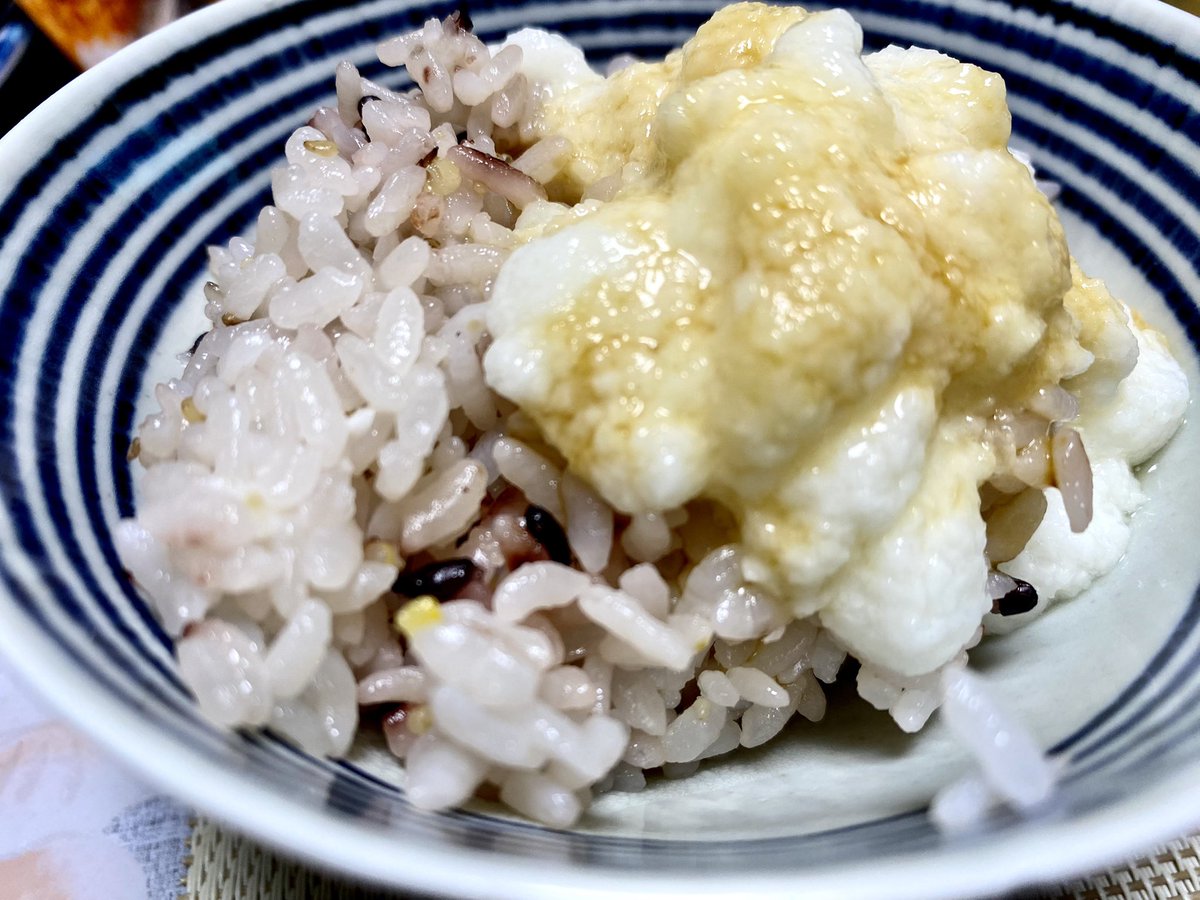 夕飯
キャベツを巻いた卵
生協の煮魚
生協のヨーグルト
ご飯にはとろろ芋
汁は余りまくった味噌汁の具に鶏がらスープの素を湯でシャバシャバ https://t.co/O0SZLFD7I7