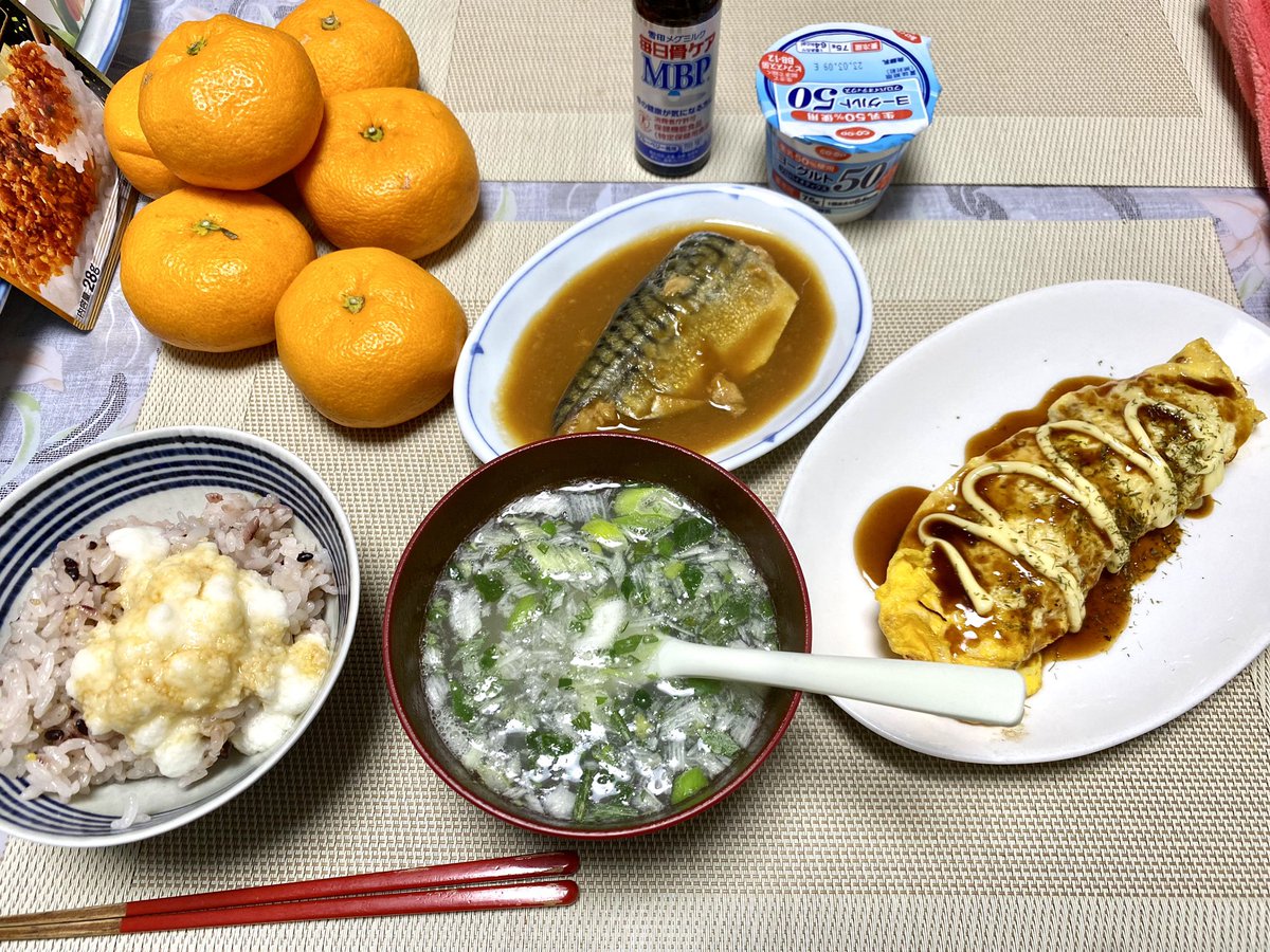 夕飯
キャベツを巻いた卵
生協の煮魚
生協のヨーグルト
ご飯にはとろろ芋
汁は余りまくった味噌汁の具に鶏がらスープの素を湯でシャバシャバ https://t.co/O0SZLFD7I7