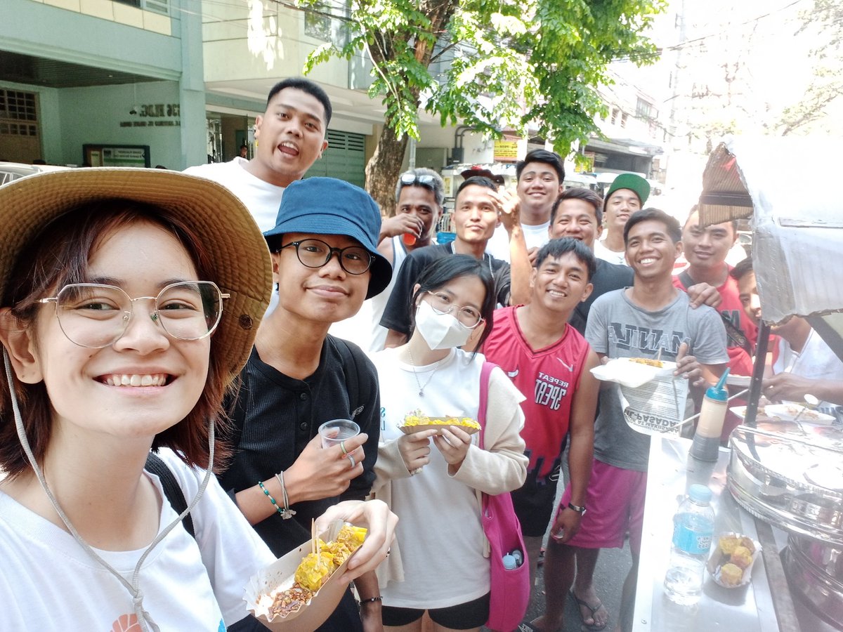 skithespi's tweet photo. handa parin tumulong ang mga tsuper upang paandarin ang trak ng mga pulis, pagkatapos ng kanilang panliligalig

nung nagutom kme, linibre pa kme ng siomai kahit sila mismo ay gipit sa pera.

tunay na mapagmahal ang mga jeepney drivers at operators! magkaisa tayo #NoToPUVPhaseout https://t.co/mWJq34F1We