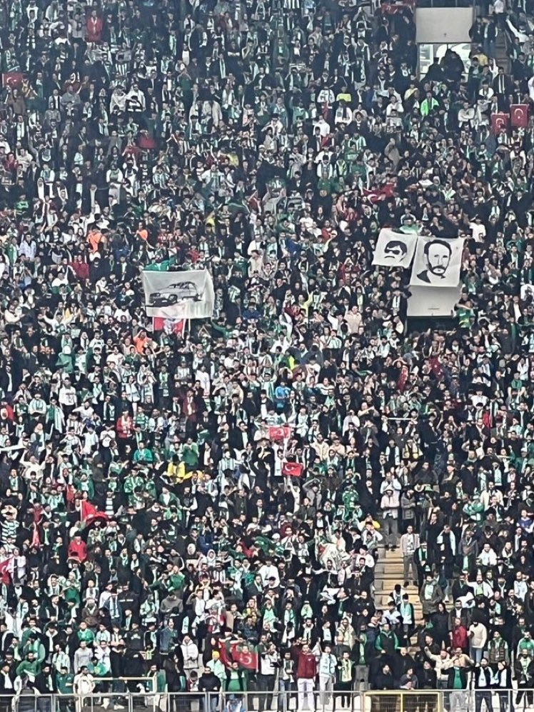 Amedspor, kendi stadında Abdullah Öcalan sloganı ve Kürdistan paçavrası açınca 'ifade özgürlüğü', Bursaspor beyaz toros pankartı açınca, 'faşizm' oluyor.

Hadi ordan! Yaşa varol Bursaspor!