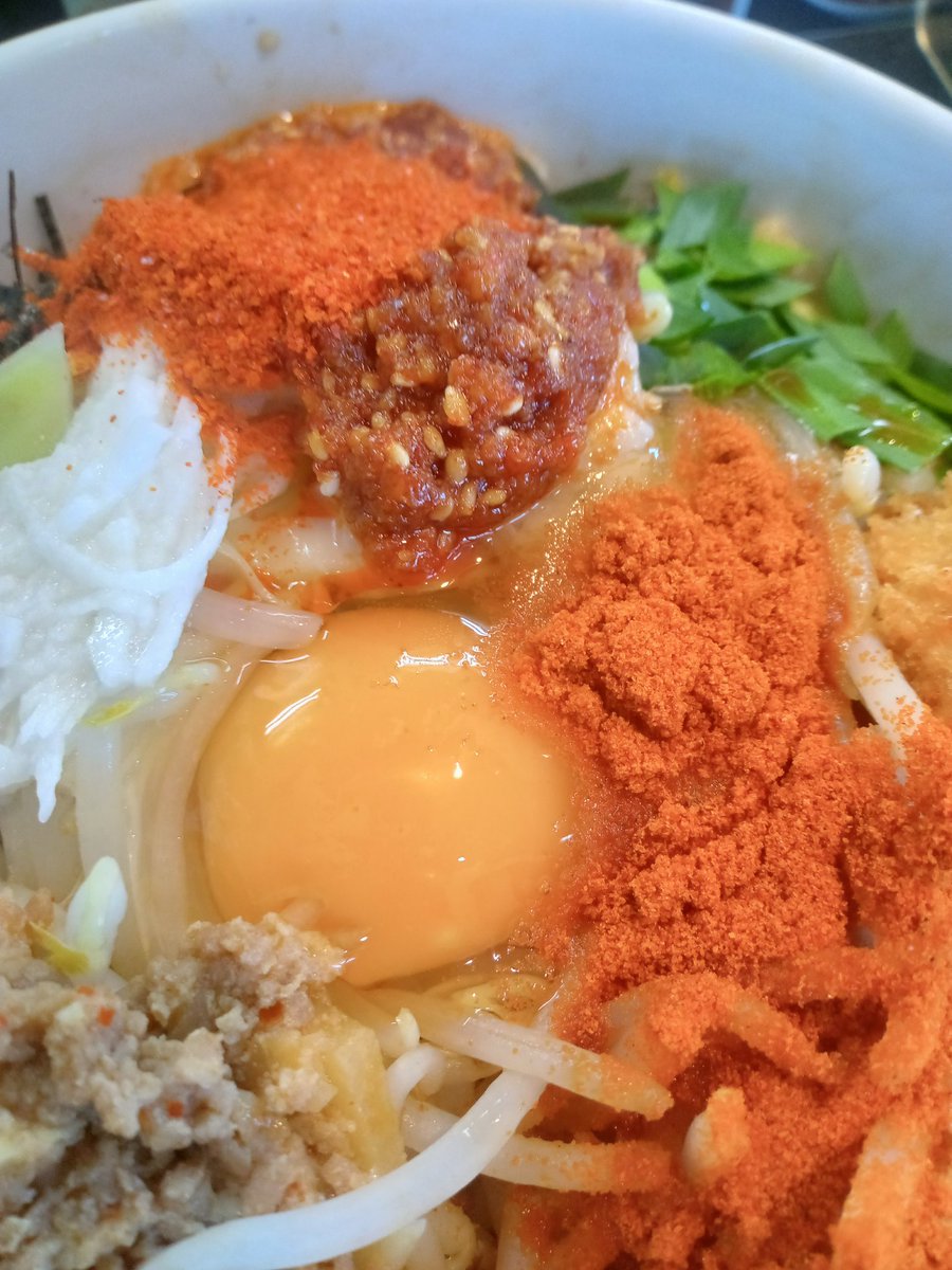 toshihiro2528's tweet photo. 雪崩式台湾まぜそば
3辛5ばか真っ黒SPECIAL
とんかつ＆コロッケ
野菜増し
無料TP全マシマシ
ご飯
今日はあやぱんさんと並んで楽しい昼ご飯🤗
生姜がいいアクセント🤩
特製唐辛子大量投入で驚愕の爆辛🥵
山芋ヌルヌル今日も激うまでした🤗
ごちそうさま🤗
#あっ晴��
#五代目二郎侍
#あっ晴れ緒川
#開発K https://t.co/raliLtPhNH
