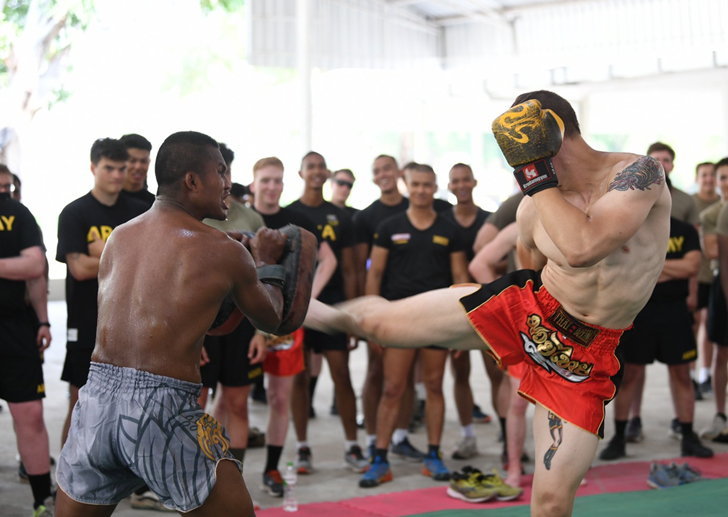 Buakaw Bancheamek, who is also a professional Muay Thai fighter, has demonstrated and taught the art of Muay Thai to his American soldier comrades during their joint training exercise, Cobra Gold 2023. 

#MuayThai #BuakawBancheamek #CobraGold2023