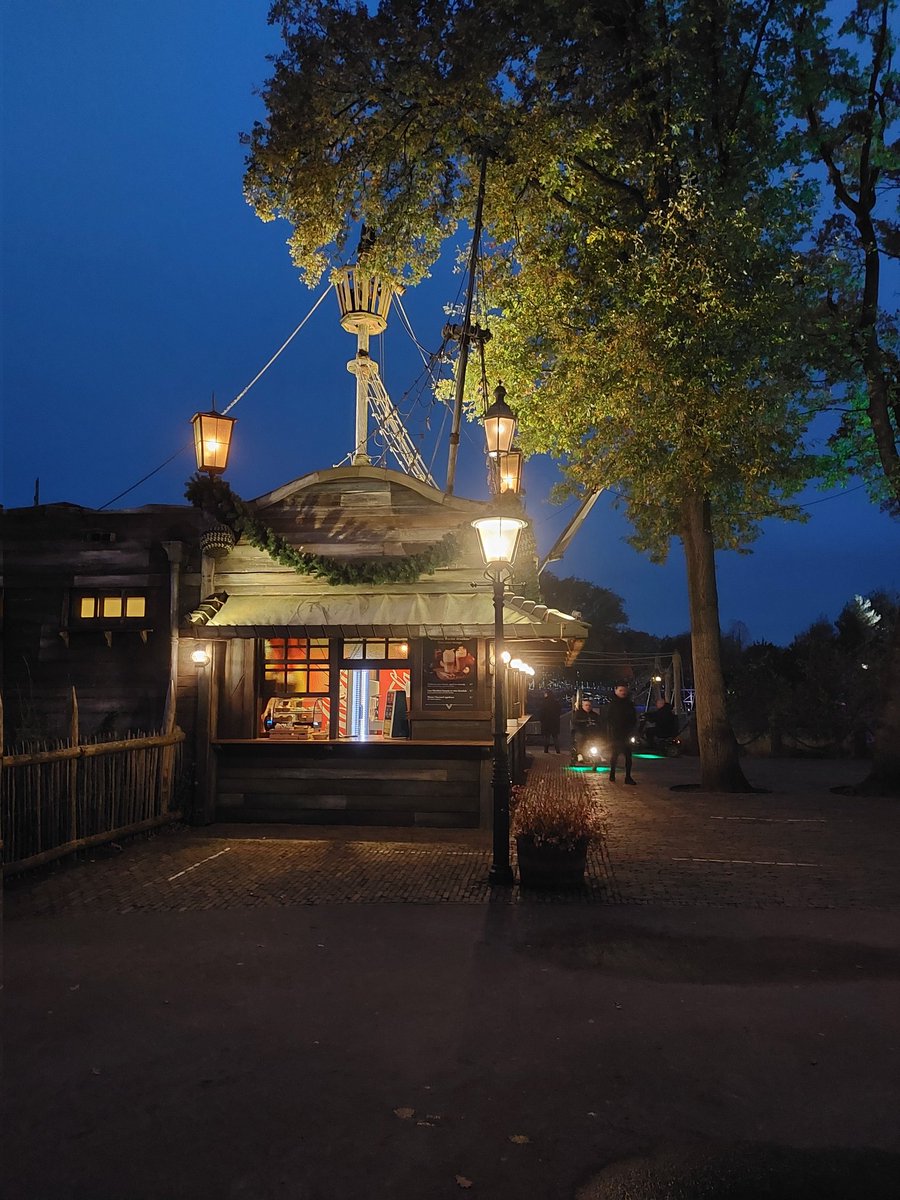 overblijfselen van een voormalige efteling tweet media