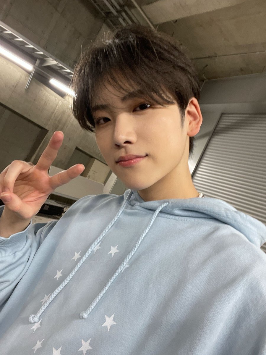 DIORBYUN's tweet photo. THE HOODIE SUITS HIM ALOT I'M INLOVEEEE https://t.co/sSodvUXzf7