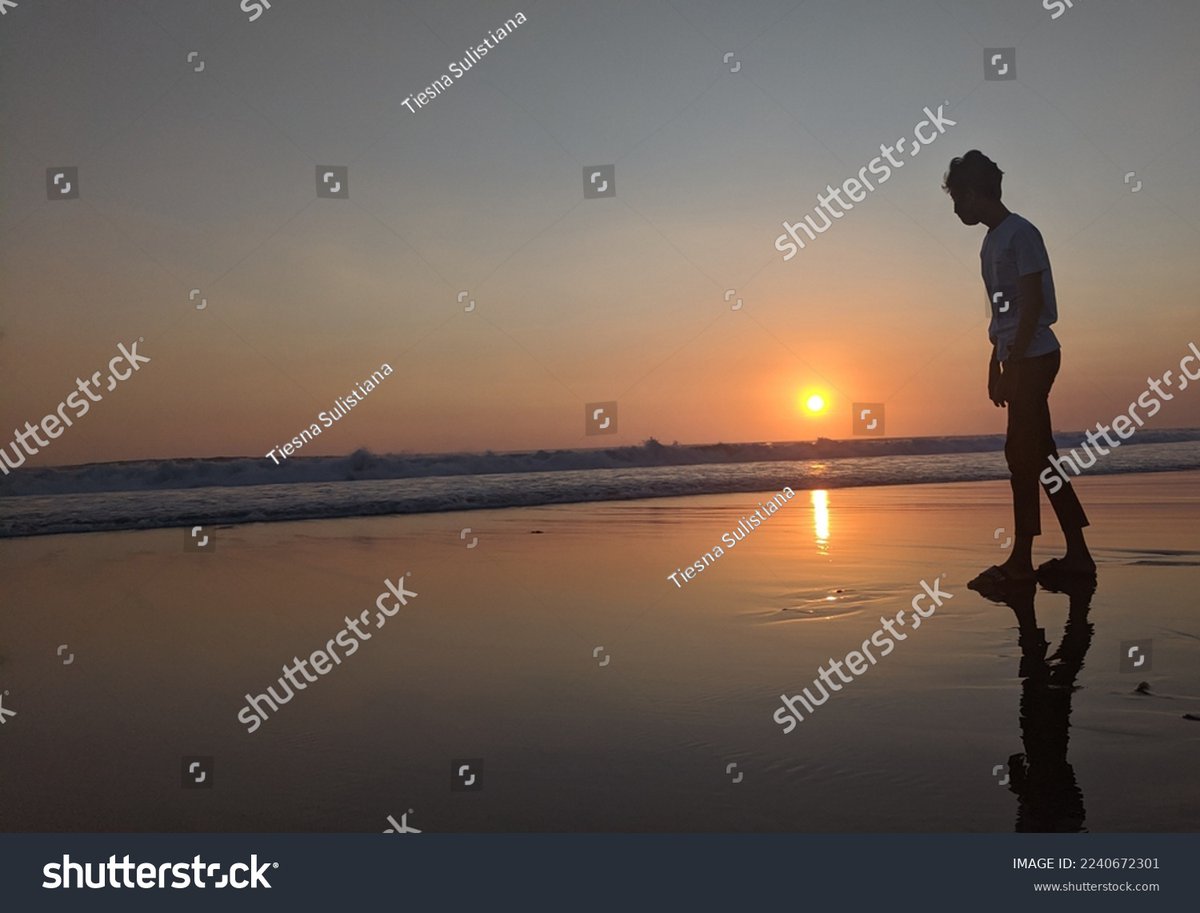 jurnalsenamyid's tweet image. Silhouette of a person walking alone on the beach enjoying the sunset. shutterstock.com/image-photo/si… 

#stockphotography #stockimage #ModelReference #FreeStock #ArtReference #stockphoto #microstock #shutterstock