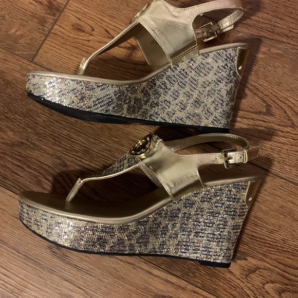 KrisMasquerade's tweet photo. So good I had to share! Check out all the items I'm loving on @Poshmarkapp #poshmark #fashion #style #shopmycloset #guess #joandavid #speechless: https://t.co/dxVs14jNgV https://t.co/Bvf4Rsuks2
