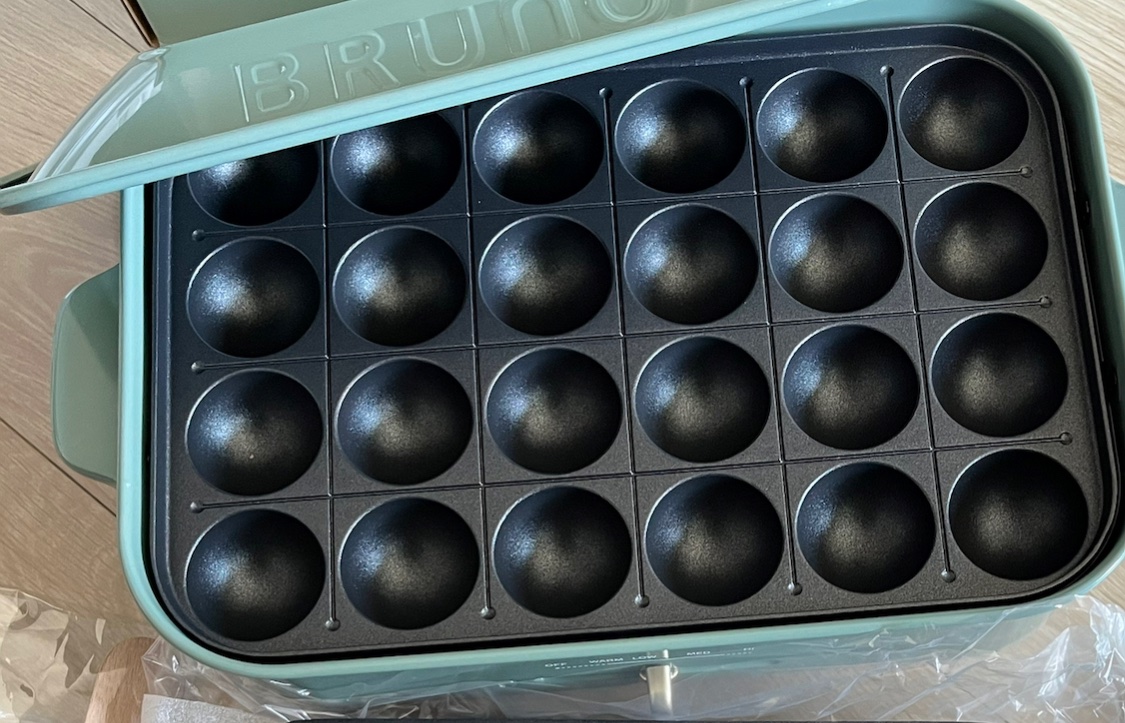 chika181's tweet photo. 長らく不評だったタコ焼き器を買い替えた
ついにウチにホットプレートという文明の力が加入！(実家にはあったが、家出てから初めて買った) https://t.co/8OwooGYV1K