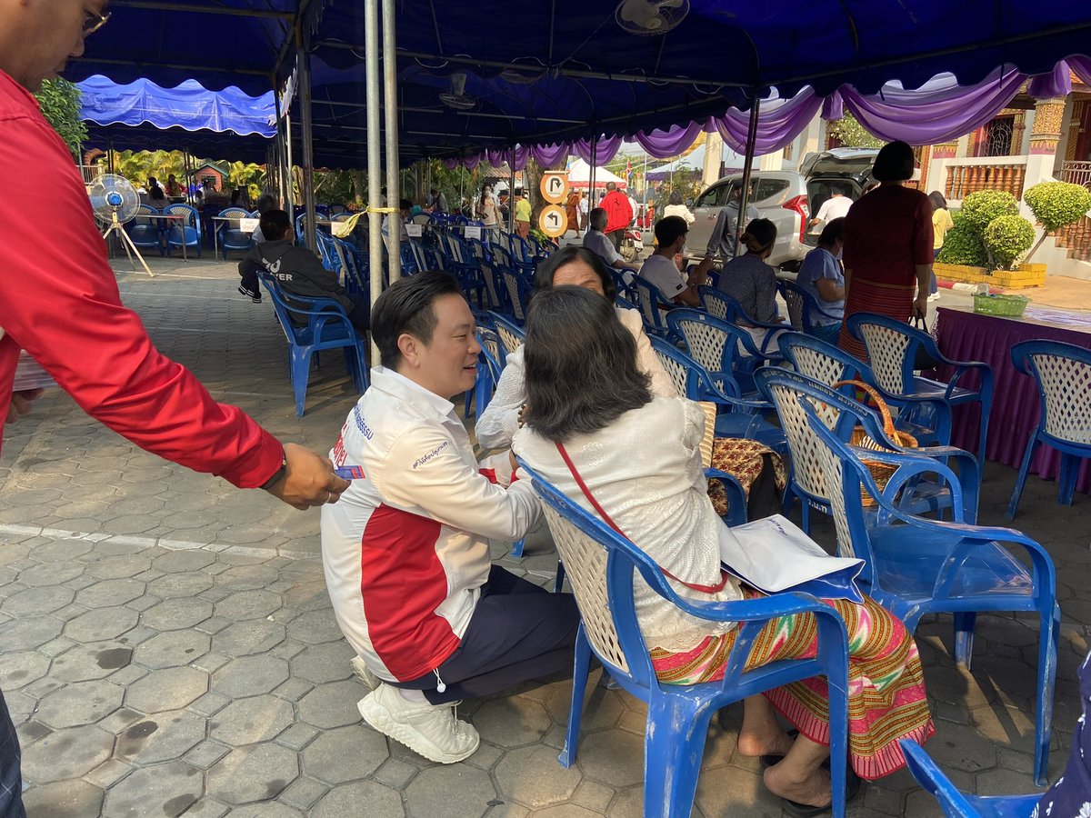 jakkaphon_18's tweet photo. ช่วงสายที่ผ่านมา ผมได้มีโอกาสเข้าร่วมงานสรงน้ำพระธาตุ ณ วัดบ้านท่อ และได้เข้าพูดคุยถามไถ่ความเป็นอยู่ของพี่น้องประชาชนครับ แฮปปี้สุดๆครับวันนี้😊 https://t.co/i8z5rZnxn0