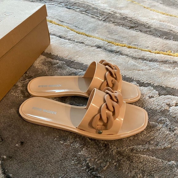 So good I had to share! Check out all the items I'm loving on <a href="/Poshmarkapp/">Poshmark</a> #poshmark #fashion #style #shopmycloset #romeojulietcouture #abercrombiefitch #stevemadden: posh.mk/jFl12yUmWxb