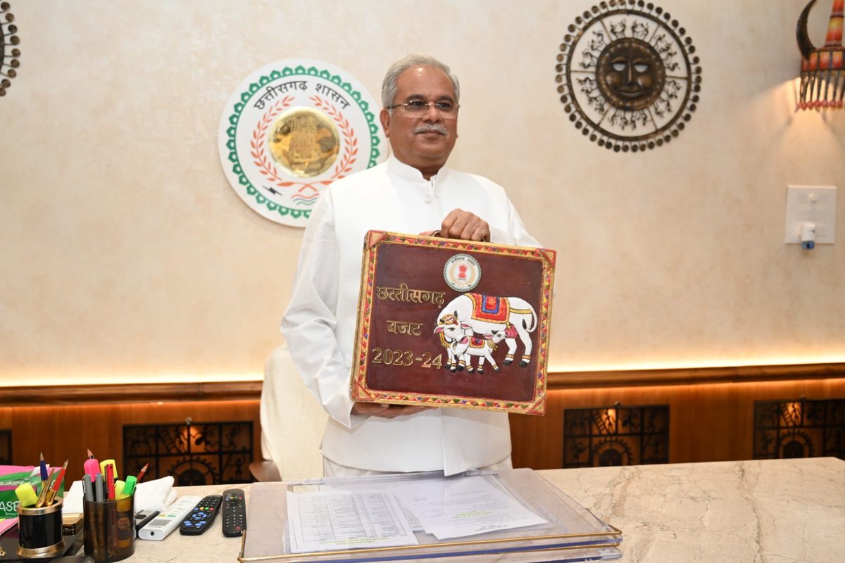 Chhatishgarh Chief Minister ⁦@bhupeshbaghel⁩ with the briefcase of Chhattisgarh's budget 2023.
Graffiti made with cow dung paint produced in urban Gauthan of Chhattisgarh.
#Chhatisgarh