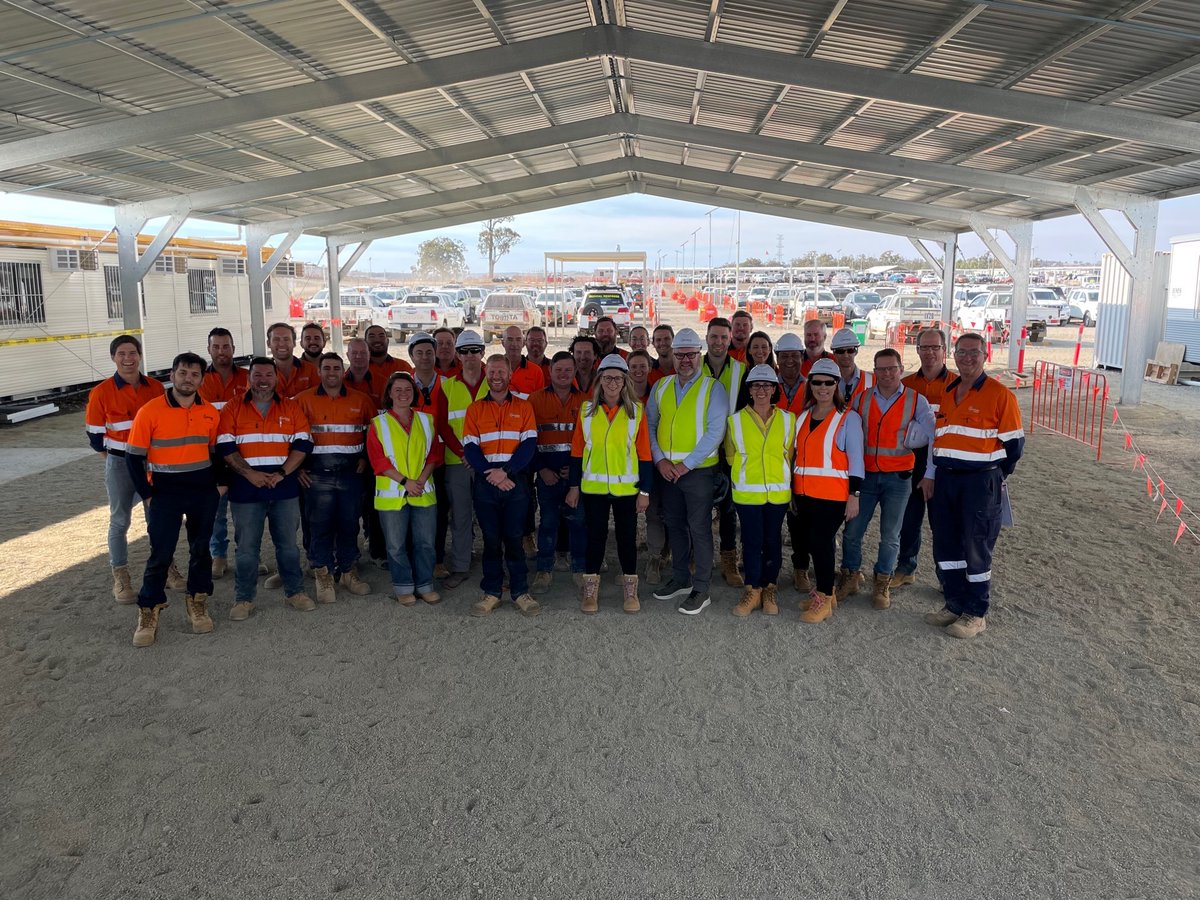 ACCIONA_AU's tweet photo. Last week, the @ACCIONAEnergia management team visited the #MacIntyreWindFarm for their annual offsite meeting. Our Project Director, Andrew, was thrilled to host the team at the site and showcase the progress that has been made so far. #newenergyforabetterplanet
#ACCIONATeam https://t.co/tKhMFcITTr