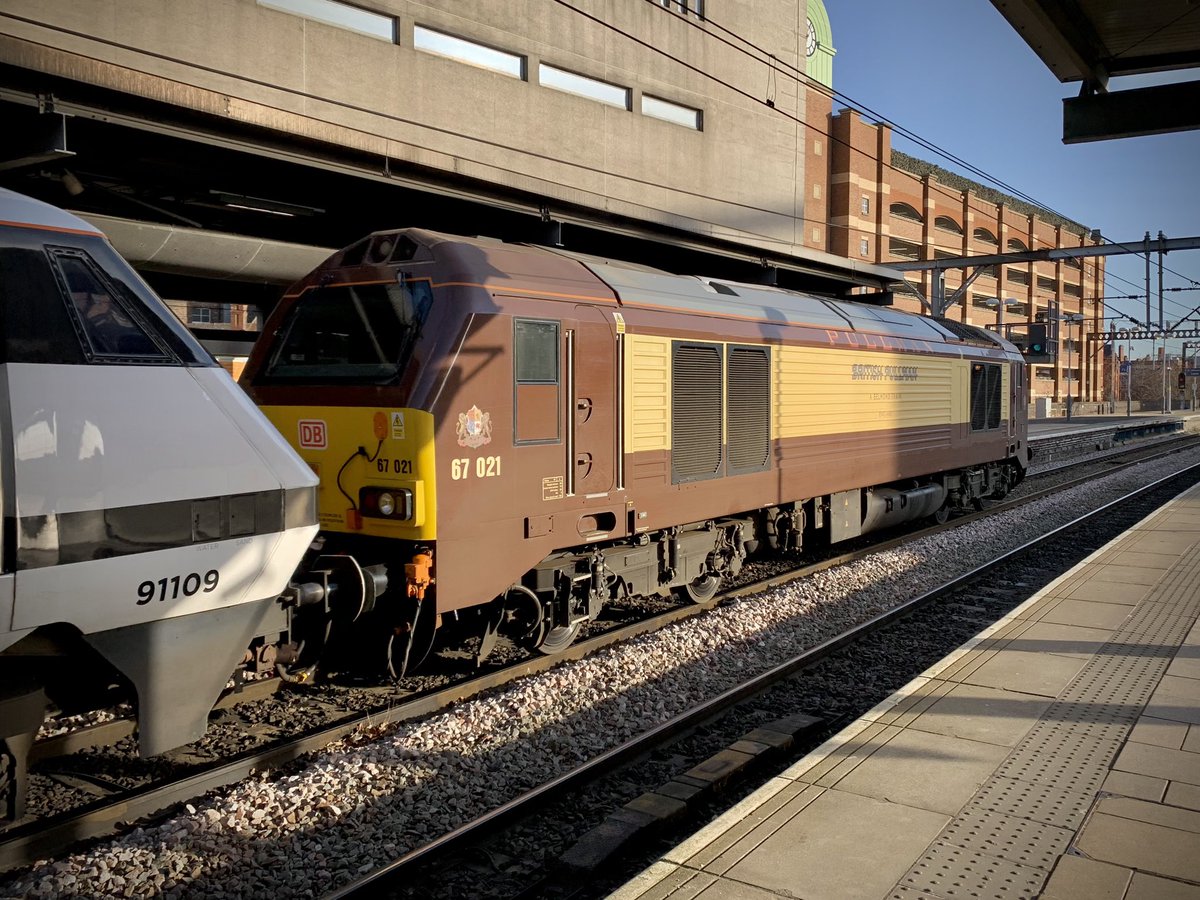 67021 Finds itself on Thunderbird duties dragging 91109 and its set back to Neville Hill for a bit of TLC! The class 67 seems to be a bit of a marmite loco. I like it…that’s the 67, not Marmite! 🤢 #Class67 #Pullman #LeedsCityStation #Thunderbird #Trainspotting