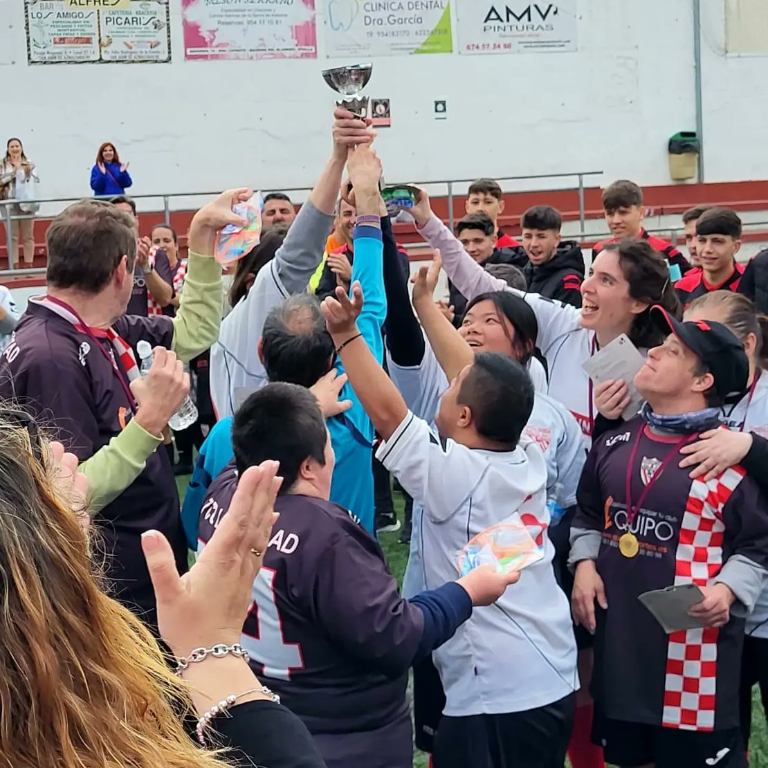 Ayer, <a href="/AtcoLibertad/">ClubAtléticoLibertad</a> y <a href="/MATERETMAG/">MATERETMAGISTRA</a> FUIMOS EQUIPO. Nuestros chic@s demostraron lo que son capaces de hacer con una mano que les acompañe, animación en gradas y el empuje de unos corazones contagiados del sano espíritu deportivo que busca superarse, sin dejar atrás a nadie! 
Gracias
