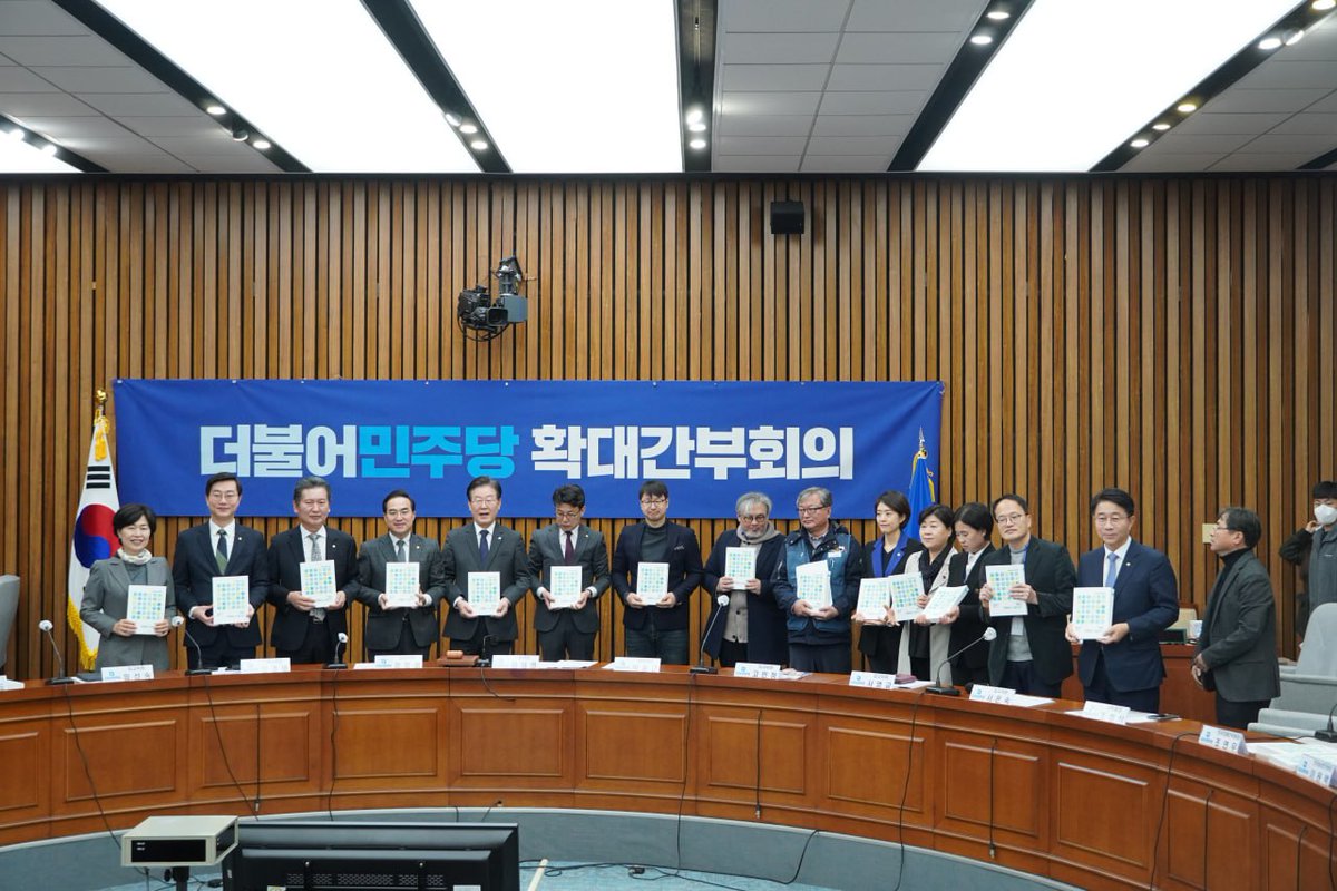 을지로위원회의 두 번째 활동 백서가 발간되었습니다. “백서의 두께가 앞으로 두배, 세배 늘어나길 바란다”고 당대표님의 격려 말씀을 전해주셨습니다. 을지로위원회가 바쁠수록 더 많은 을(乙)들이 웃을 수 있다는 일념으로, 더 부지런히 일하겠습니다.
▶️ 백서 다운받기 : han.gl/hoEgc