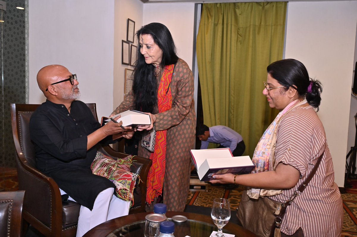 Glimpses from the session - members of the audience getting their books signed by @Akshayamukul #WriteCircle Jaipur @SiyahiJaipur @shreecementltd @ITCRajputana @spagia_f @ehsaaswomen