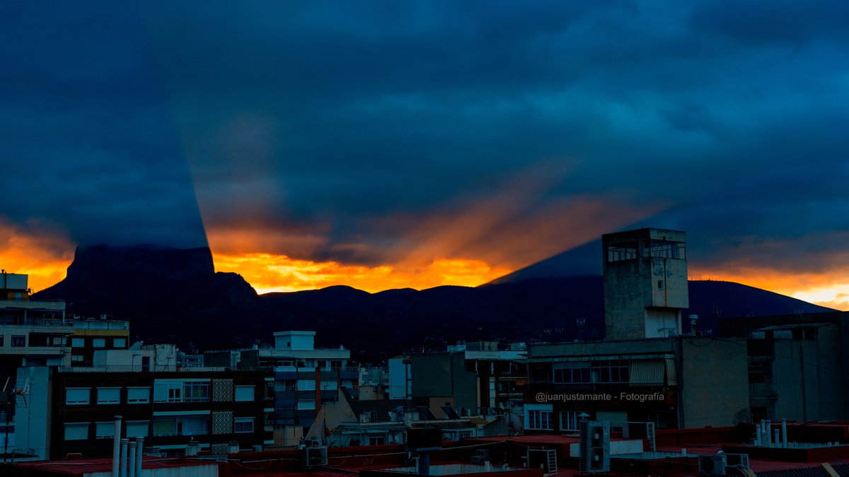 juanjustamante's tweet image. Cuando crees que ya has visto todos los amaneceres posibles por aquí, la naturaleza te vuelve a sorprender. 
#amanece en #Elda #Petrer