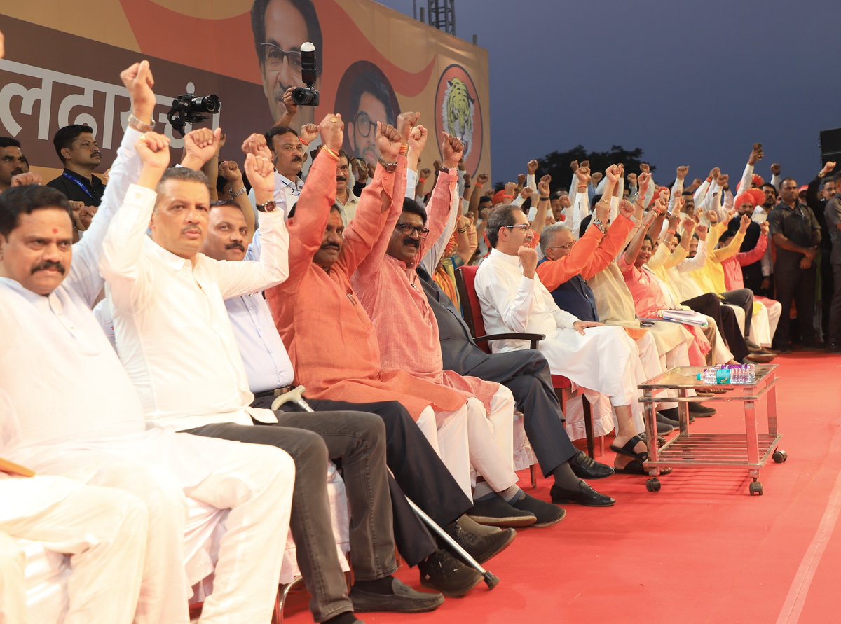 ShivSenaUBT_'s tweet photo. रत्नागिरी हा शिवसेना( उद्धव बाळासाहेब ठाकरे) पक्षाचा बालेकिल्ला! याच रत्नागिरीतील खेड येथे पक्षप्रमुख श्री. उद्धवसाहेब ठाकरे यांची शिवगर्जना सभा पार पडली. लाखो शिवसैनिक या सभेला उपस्थित होते. https://t.co/QRV3xYs0BN