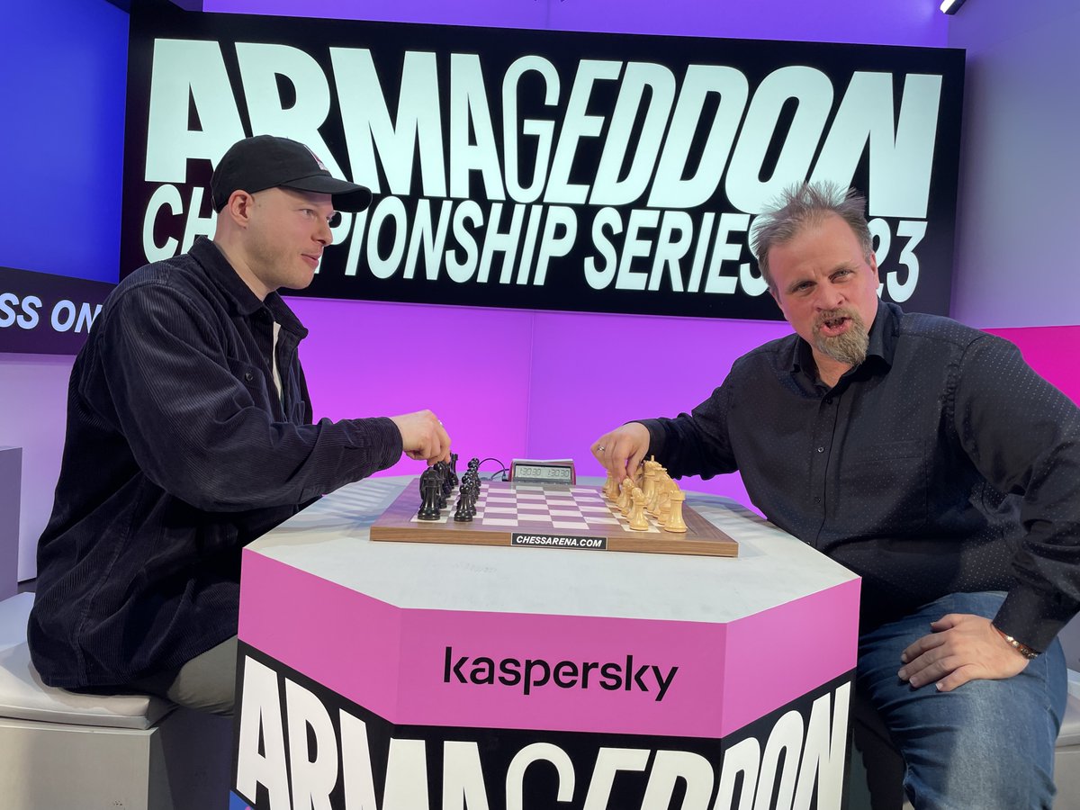 Wenn die Kollegen von <a href="/WELT_Sport/">WELT Sport</a> auf Schach machen, ...

... dann sieht das so aus wie hier  <a href="/rouven_jc/">Rouven Chlebna</a>  und <a href="/Sven_Flohr/">Sven Flohr</a> gestern Abend zum Auftakt der Armageddon Championship Series in Berlin.

Richtig los geht es heute um 19 Uhr an diesem Brett. Und live auf <a href="/welt/">WELT</a>.