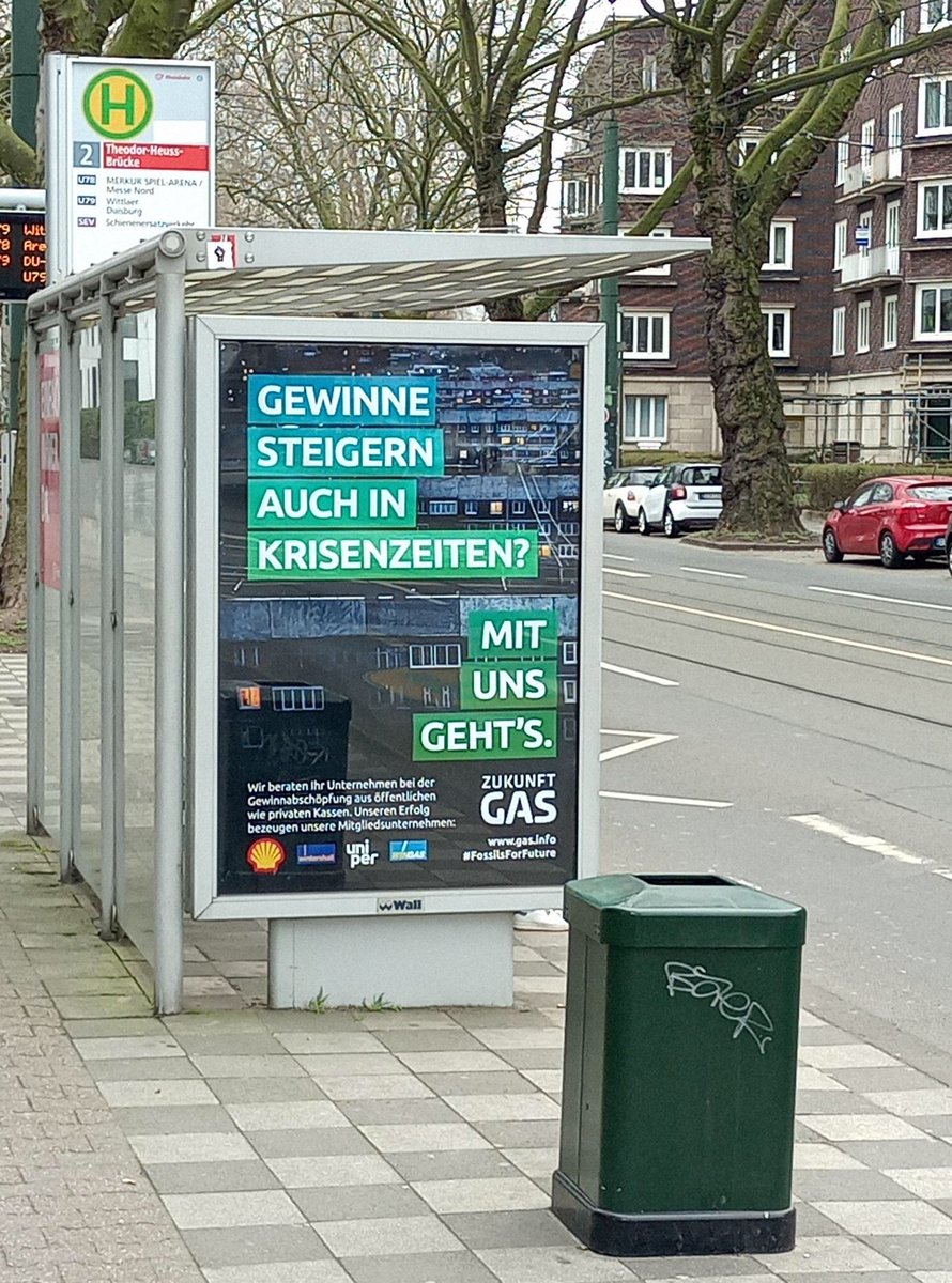 thereal_fff's tweet photo. +++BREAKING+++

Pünktlich zur #LNGCON2023 hat @zukunft_gas rund um den Tagungsort ehrliche Werbung geschaltet.

In Zeiten von #LNG -Überkapazitäten finden wir die Transparenzoffensive dieses Lobbyvereins sehr unterstützenswert! 

#FossilsForFuture https://t.co/rNRkJul5ru