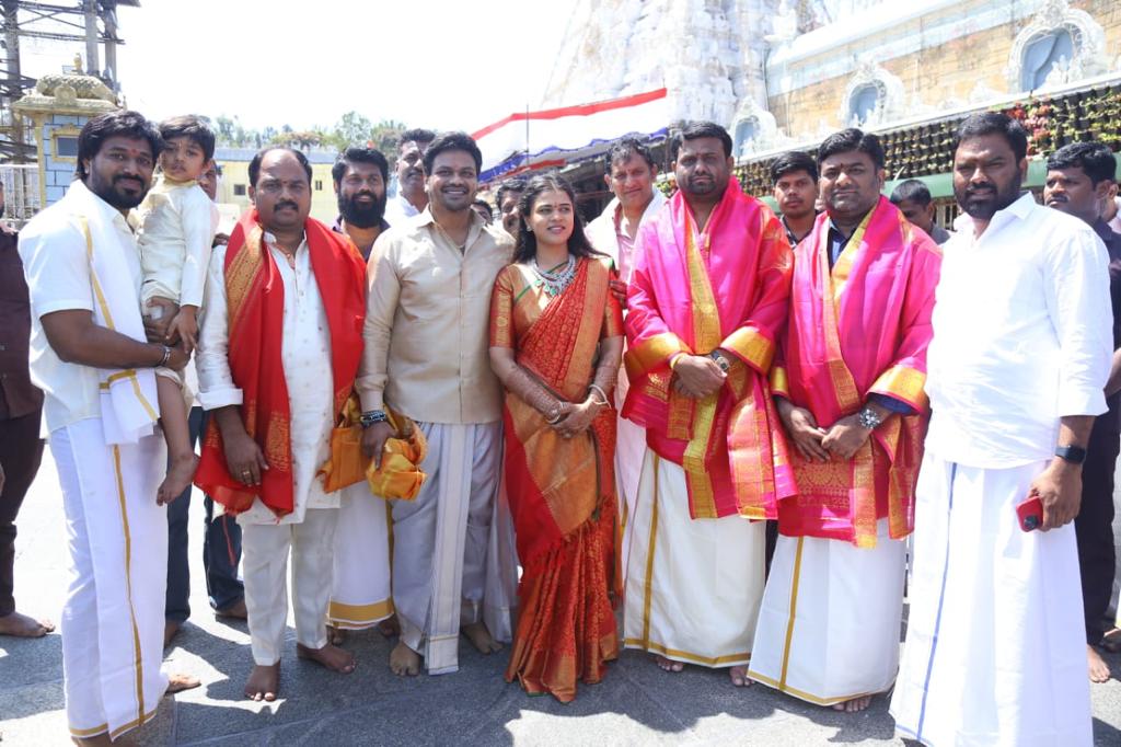 tupaki_official's tweet photo. The newly married couple @HeroManoj1 &amp; @BhumaMounika along with family members visited Thriumala &amp; took the divine blessings of Lord Balaji. ❤️

@LakshmiManchu #ManojManchu #MMWeds #BhumaMounika @tupakinews_ https://t.co/L1uCDMEE7E