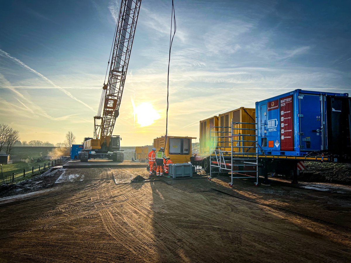 Bouwfoto van de week - elektrisch damwanden trillen op ons project dijkversterking Gorinchem - Waardenburg -  📸 Roy Kerkhof, projectcoördinator. 
#infra #heijmans #verduurzamen #energietransitie
