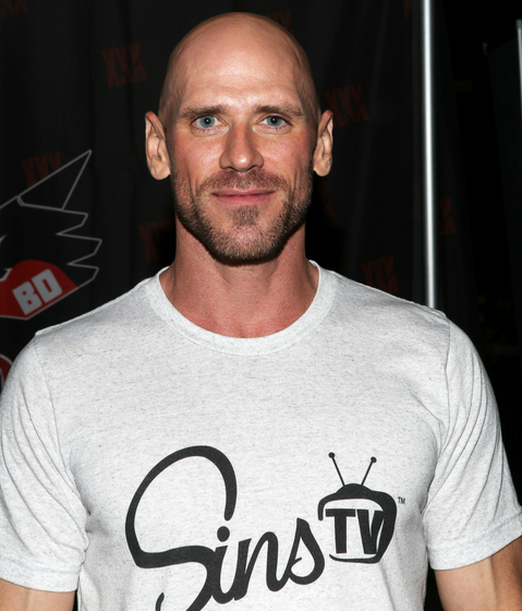 rocking my favortie tee https://t.co/cuQc6FXoOa<a href="/tag/threesome"class="tags"><span>#threesome</span></a>