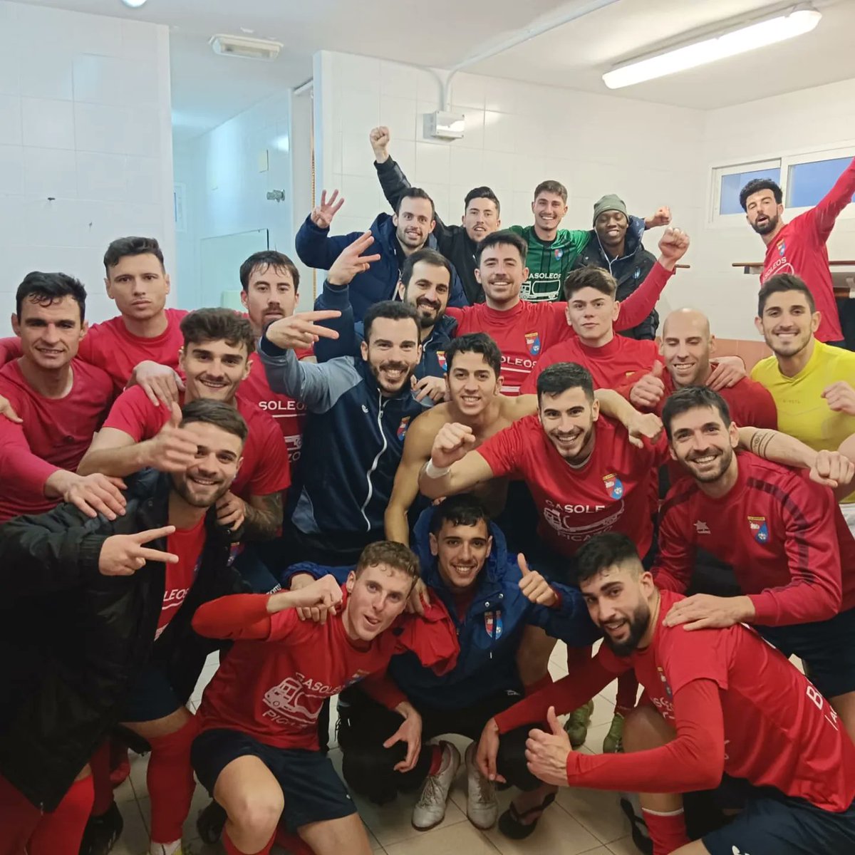 HuracanBoficial's tweet photo. Victoria!
Partido complicado en Manzanares que empezamos con un gol en contra (min 16) pero @oscarete8 (min 25) y @diegobucet02 (min 80) nos dieron la victoria final
Volvemos a la 2 posición a pesar de tener un partido menos que el 3. 
#11finales 💪💪
🔴🔵Vuelve la ilusión🔵🔴 https://t.co/d8UkshtC2c