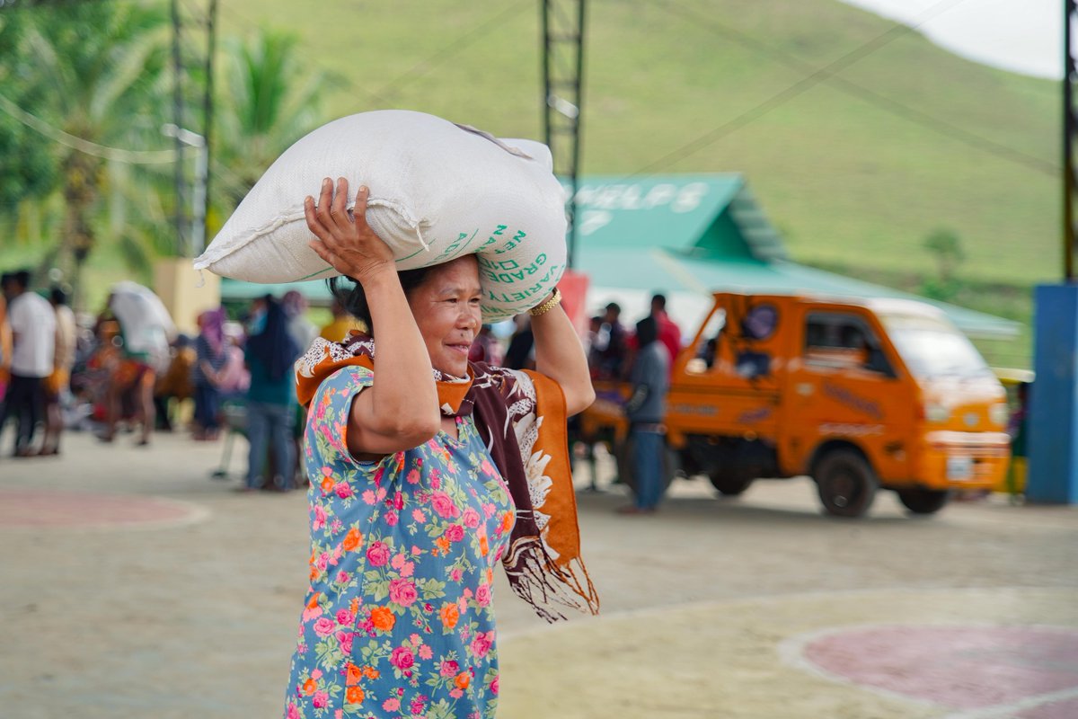 planphilippines's tweet photo. IN PHOTOS: Plan International Philippines distributed 18,868 sacks of rice to 9,434 families affected by Severe Tropical Storm #PaengPH in Upi, Datu Odin Sinsuat, & Datu Blah Sinsuat, Maguindanao.
STS Nalgae Emergency Response is supported by emergency funding raised by @PlanHK. https://t.co/zxcz02CEW5