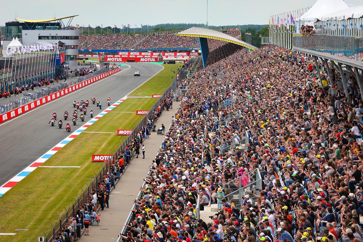 Vlak voor de start van het <a href="/MotoGP/">MotoGP™🏁</a> seizoen gaat het HARD met de tribuneplekken voor de TT! Verzekerd zijn van een mooie plek eind juni? Ga snel naar tickets.ttcircuit.com en boek! #TTAssen