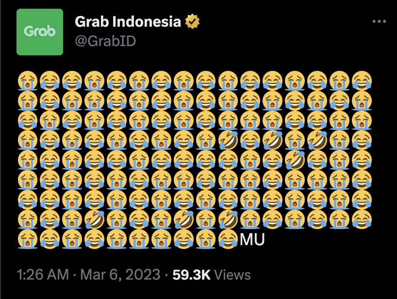 pipis's tweet photo. Ternyata kekalahan MU jadi momen buat beberapa brand lokal cari perhatian. 😆

Tapi sebelum ikutan "ride the wave" pastiin dulu:
1. Apa marketing objective-nya? 
2. Apakah trennya relevan sama PDB (Positioning, Diferentiation, Brand)?
3. Apakah audience-nya ikutan tren itu? 

Keuntungan "ride the wave":
• Brand akan terlihat up-to-date dan lebih "human"
• Kemungkinan awareness dan engagement tinggi
• Menguatkan brand image bila dilakukan dengan tepat 

Dari contoh ini mana favoritmu?
Kalo gue sih suka pendekatannya Sasa. 😂