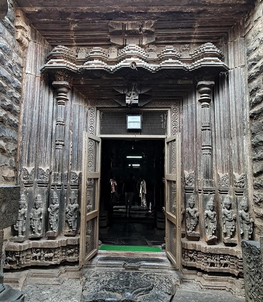 Kopeshwar temple is the place where Shiv was taken by Vishnu to be pacified after devi Sati immolated herself. 
Making it unique is the swargmandap which has elegantly carved pillars supporting an architectural dome with an open sky roof and the shivlilamrut carved on its walls🙇‍♀️