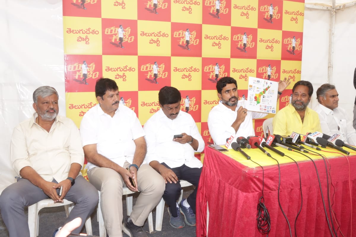 DhulipallaNk's tweet image. గ్లోబల్‌ సమ్మిట్‌ కాదు. లోకల్‌ ఫేక్‌ సమ్మిట్‌.  

ఉద్యోగాలు నిల్‌.. గంజాయి ఫుల్‌...

కంపెనీలు బైబై జగన్ అంటున్నాయి. 

రాష్ట్రంలో యువత 20 వేల ఉద్యోగాలు కోల్పోయింది..

#APGlobalInvestorsSummit #APGIS2023 #fakesummit #FakeCompanies #noemployment #YuvaGalam #YuvaGalamPadayatra…