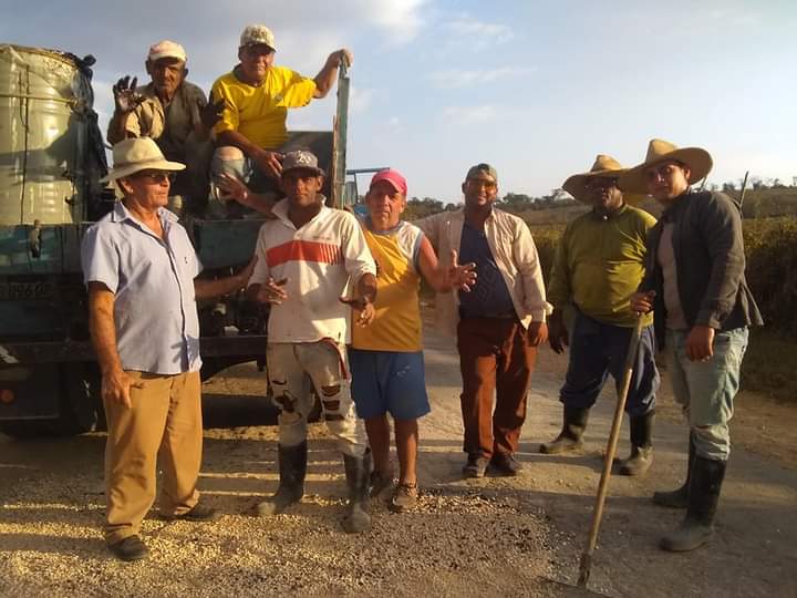milian_mileydi's tweet photo. Domingo productivo, participa UEB Construcción de #Yaguajay en  recuperación del vial de Iguará al Tranque 🇨🇺
#MejorEsPosible #YoVotoXTodos en #SanctiSpíritusEnMarcha @DeivyPrezMartn1 @TeresitaRomeroR @damarysbaeza @MichelZerquera @CAMYaguajay @ObraDe @jacomino_luis @lrmt66 https://t.co/wGZWW0uXMC