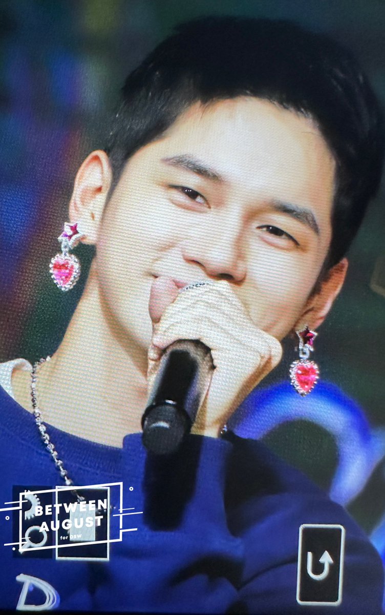 230306 참스 팬싸
너무 오랜만에 봤는데도 잘생겼던 떵우😭
#옹성우 #성우 #ONGSEONGWU